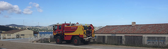 Feuerwehr und Hilfskräfte sowie Privatfirmen reinigen die Strände und überwachen das Badeverbot und Betretungsverbot an den Stränden wie hier am Plage de la Nartelle bei Sainte Maxime (©Foto:  Martin Schmitz)